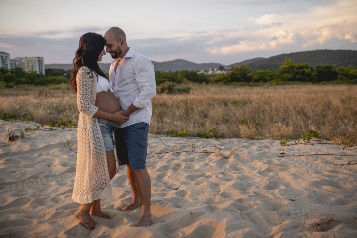 Nossa Casa Estúdio Ensaio gestante casal em Niterói Rio de Janeiro RJ fotógrafo profissional Gilson Freitas por do sol na praia e campo rústico roupas e acessórios para ensaio como fazer dicas bebê mamãe gravidez ar livre floresta mar infantil melhores 