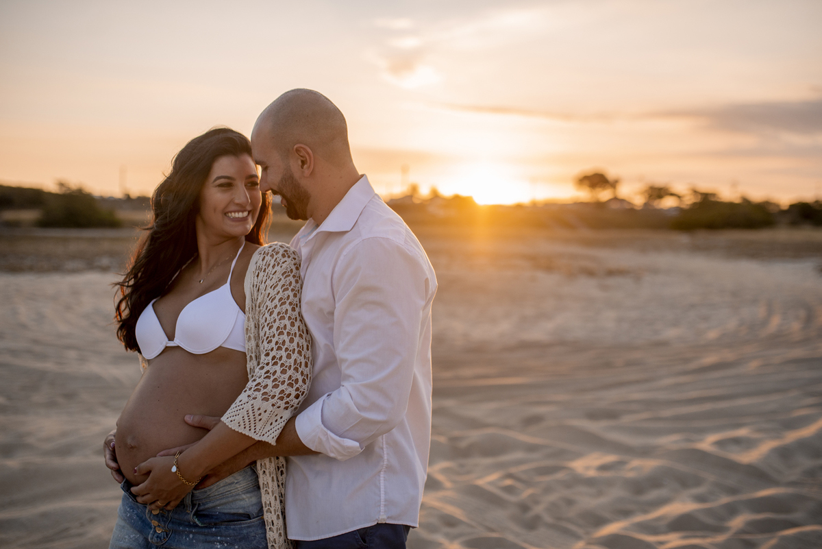 Nossa Casa Estúdio Ensaio gestante casal em Niterói Rio de Janeiro RJ fotógrafo profissional Gilson Freitas por do sol na praia e campo rústico roupas e acessórios para ensaio como fazer dicas bebê mamãe gravidez ar livre floresta mar infantil melhores 