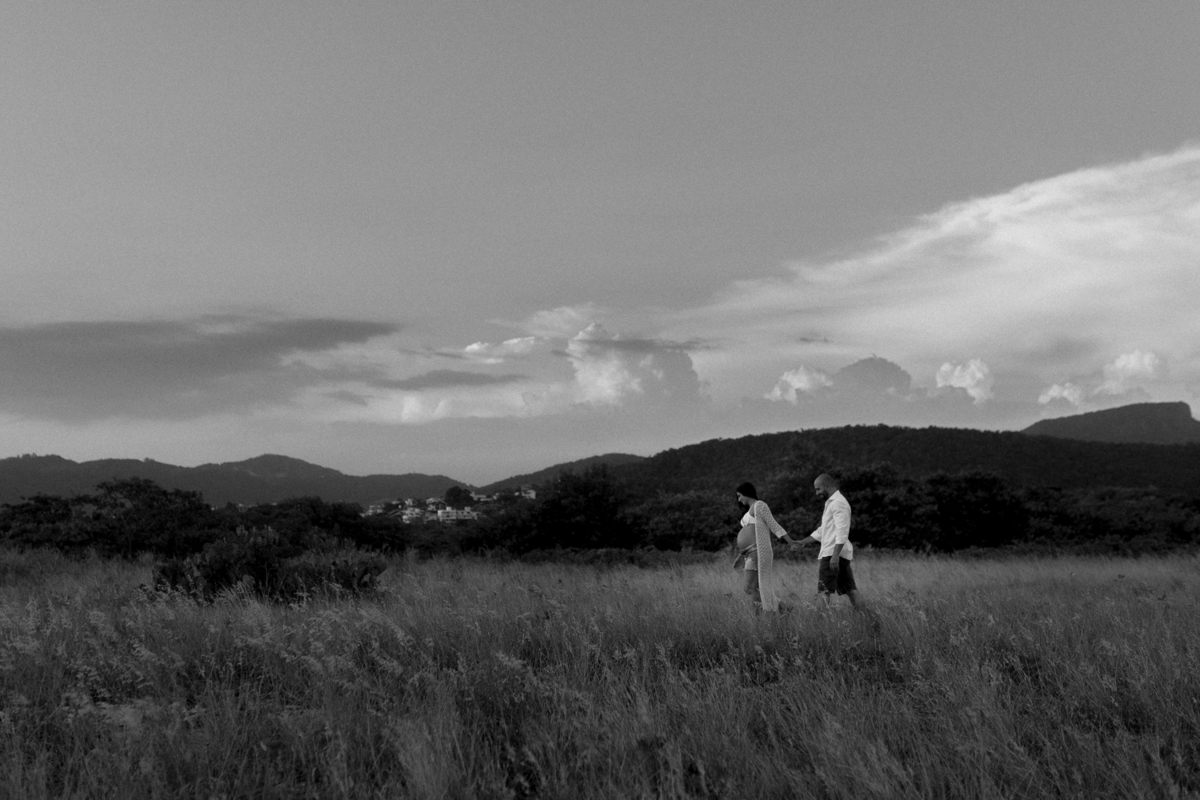 Nossa Casa Estúdio Ensaio gestante casal em Niterói Rio de Janeiro RJ fotógrafo profissional Gilson Freitas por do sol na praia e campo rústico roupas e acessórios para ensaio como fazer dicas bebê mamãe gravidez ar livre floresta mar infantil melhores 