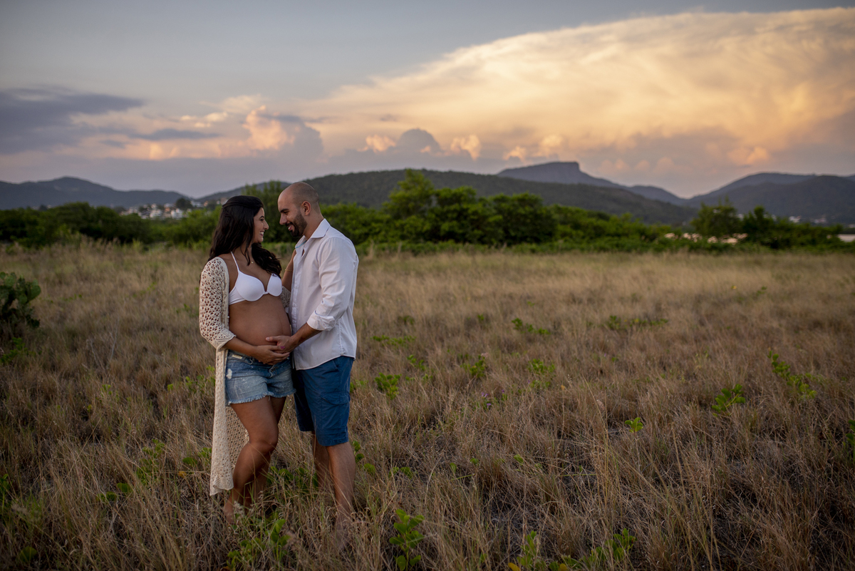 Nossa Casa Estúdio Ensaio gestante casal em Niterói Rio de Janeiro RJ fotógrafo profissional Gilson Freitas por do sol na praia e campo rústico roupas e acessórios para ensaio como fazer dicas bebê mamãe gravidez ar livre floresta mar infantil melhores 