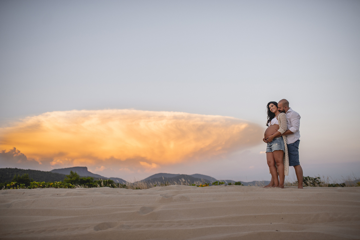 Nossa Casa Estúdio Ensaio gestante casal em Niterói Rio de Janeiro RJ fotógrafo profissional Gilson Freitas por do sol na praia e campo rústico roupas e acessórios para ensaio como fazer dicas bebê mamãe gravidez ar livre floresta mar infantil melhores 