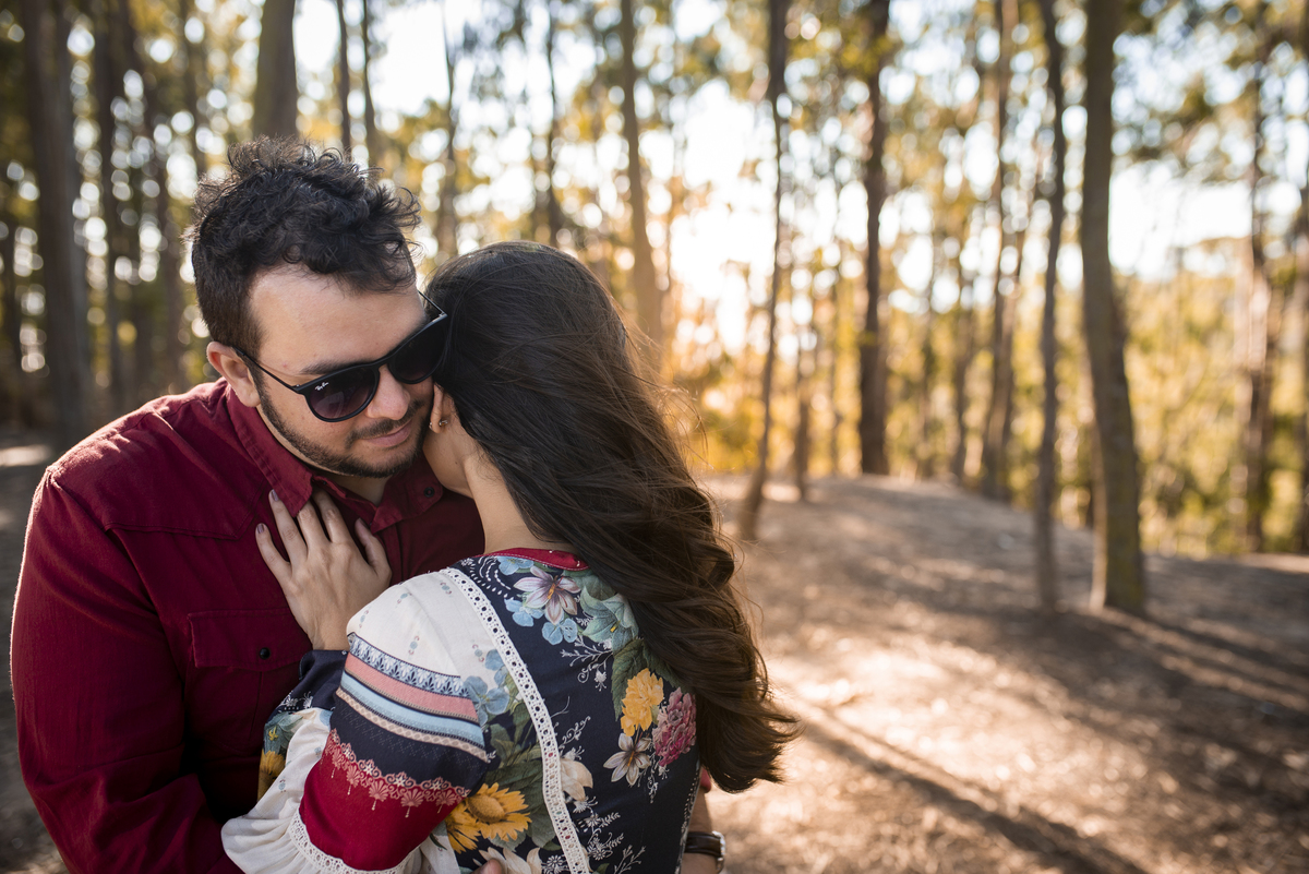 Nossa Casa Estúdio Fotografia de casamento Ensaio pré wedding em Teresópolis RJ e em Niterói Gilson Freitas Fotógrafo de casamentos premiado Ensaio de casal rústico ao ar livre na floresta na chuva e no por do Sol no lago roupa para ensaio noivos locais