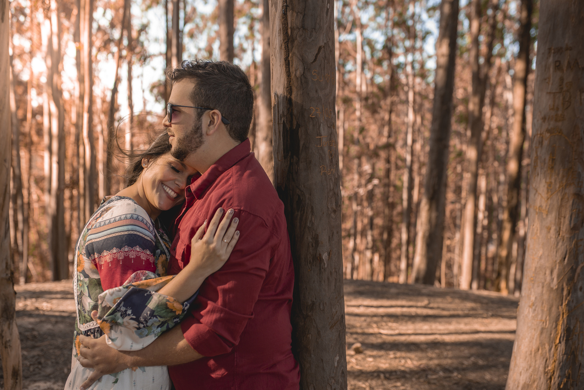 Nossa Casa Estúdio Fotografia de casamento Ensaio pré wedding em Teresópolis RJ e em Niterói Gilson Freitas Fotógrafo de casamentos premiado Ensaio de casal rústico ao ar livre na floresta na chuva e no por do Sol no lago roupa para ensaio noivos locais