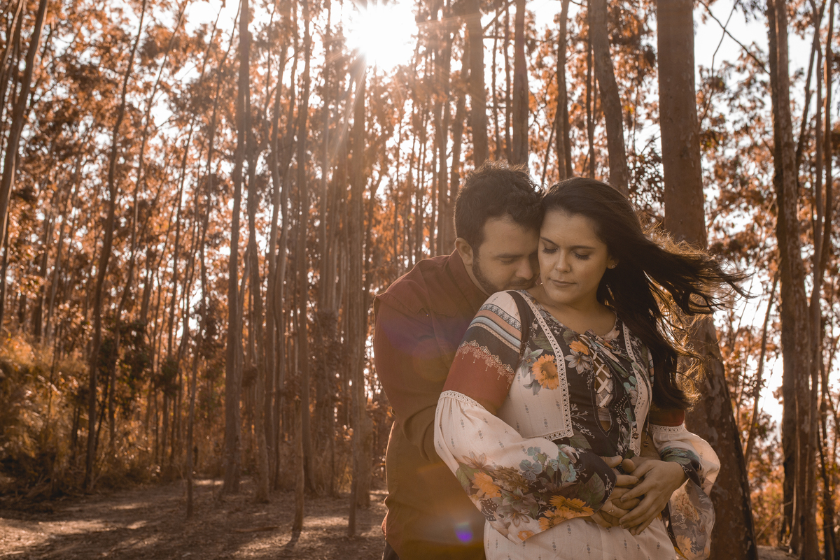 Nossa Casa Estúdio Fotografia de casamento Ensaio pré wedding em Teresópolis RJ e em Niterói Gilson Freitas Fotógrafo de casamentos premiado Ensaio de casal rústico ao ar livre na floresta na chuva e no por do Sol no lago roupa para ensaio noivos locais