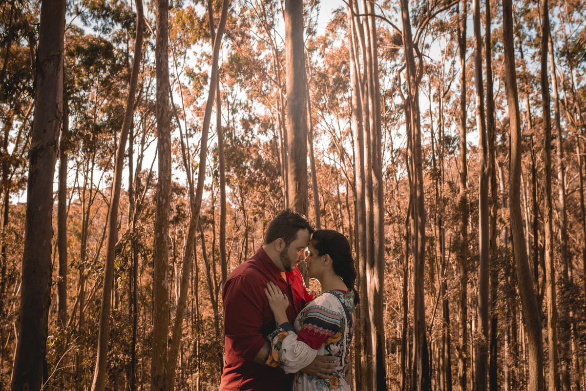 Nossa Casa Estúdio Fotografia de casamento Ensaio pré wedding em Teresópolis RJ e em Niterói Gilson Freitas Fotógrafo de casamentos premiado Ensaio de casal rústico ao ar livre na floresta na chuva e no por do Sol no lago roupa para ensaio noivos locais