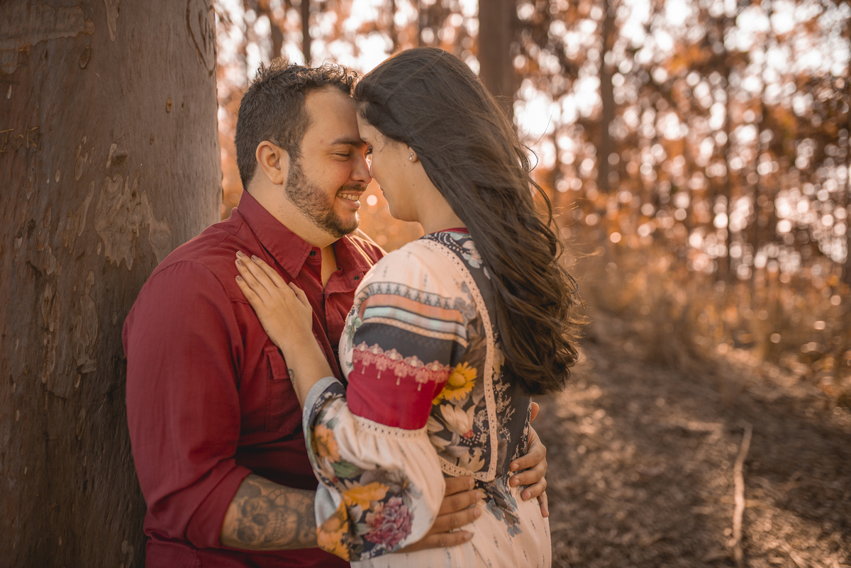 Nossa Casa Estúdio Fotografia de casamento Ensaio pré wedding em Teresópolis RJ e em Niterói Gilson Freitas Fotógrafo de casamentos premiado Ensaio de casal rústico ao ar livre na floresta na chuva e no por do Sol no lago roupa para ensaio noivos locais