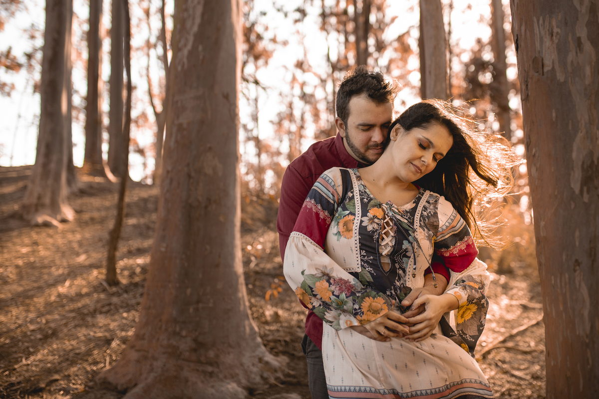 Nossa Casa Estúdio Fotografia de casamento Ensaio pré wedding em Teresópolis RJ e em Niterói Gilson Freitas Fotógrafo de casamentos premiado Ensaio de casal rústico ao ar livre na floresta na chuva e no por do Sol no lago roupa para ensaio noivos locais