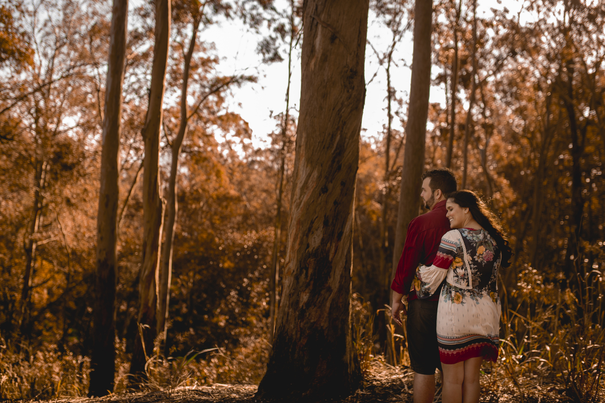 Nossa Casa Estúdio Fotografia de casamento Ensaio pré wedding em Teresópolis RJ e em Niterói Gilson Freitas Fotógrafo de casamentos premiado Ensaio de casal rústico ao ar livre na floresta na chuva e no por do Sol no lago roupa para ensaio noivos locais