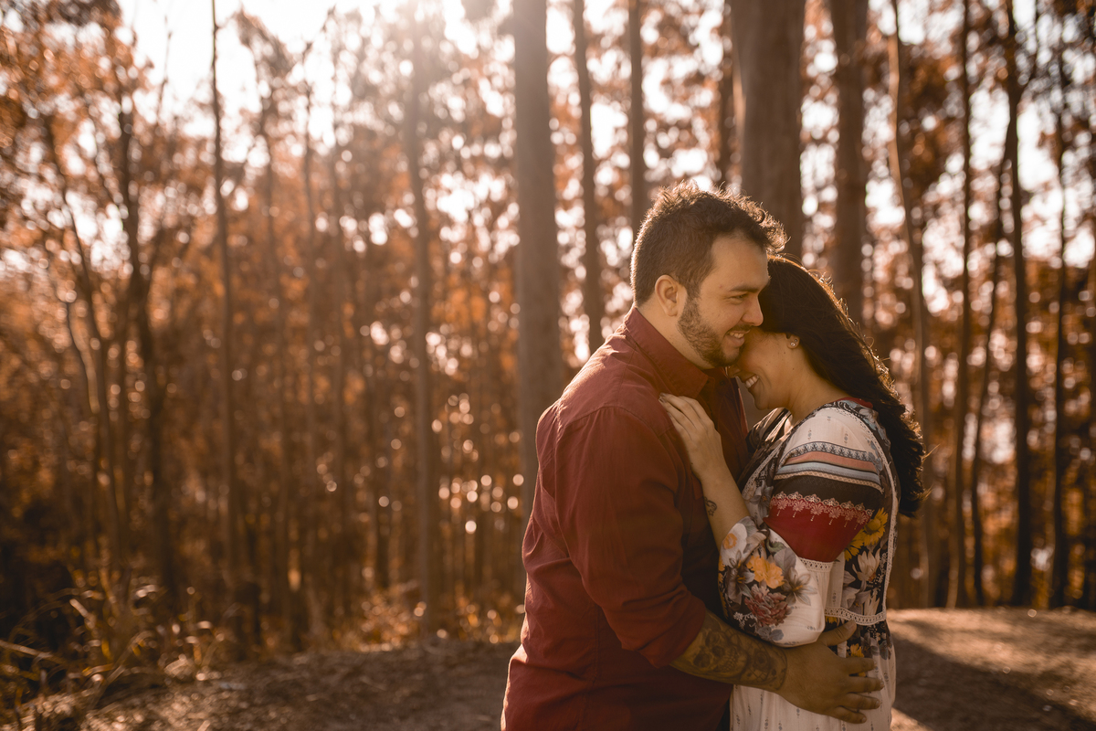 Nossa Casa Estúdio Fotografia de casamento Ensaio pré wedding em Teresópolis RJ e em Niterói Gilson Freitas Fotógrafo de casamentos premiado Ensaio de casal rústico ao ar livre na floresta na chuva e no por do Sol no lago roupa para ensaio noivos locais