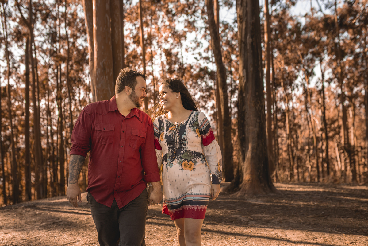 Nossa Casa Estúdio Fotografia de casamento Ensaio pré wedding em Teresópolis RJ e em Niterói Gilson Freitas Fotógrafo de casamentos premiado Ensaio de casal rústico ao ar livre na floresta na chuva e no por do Sol no lago roupa para ensaio noivos locais