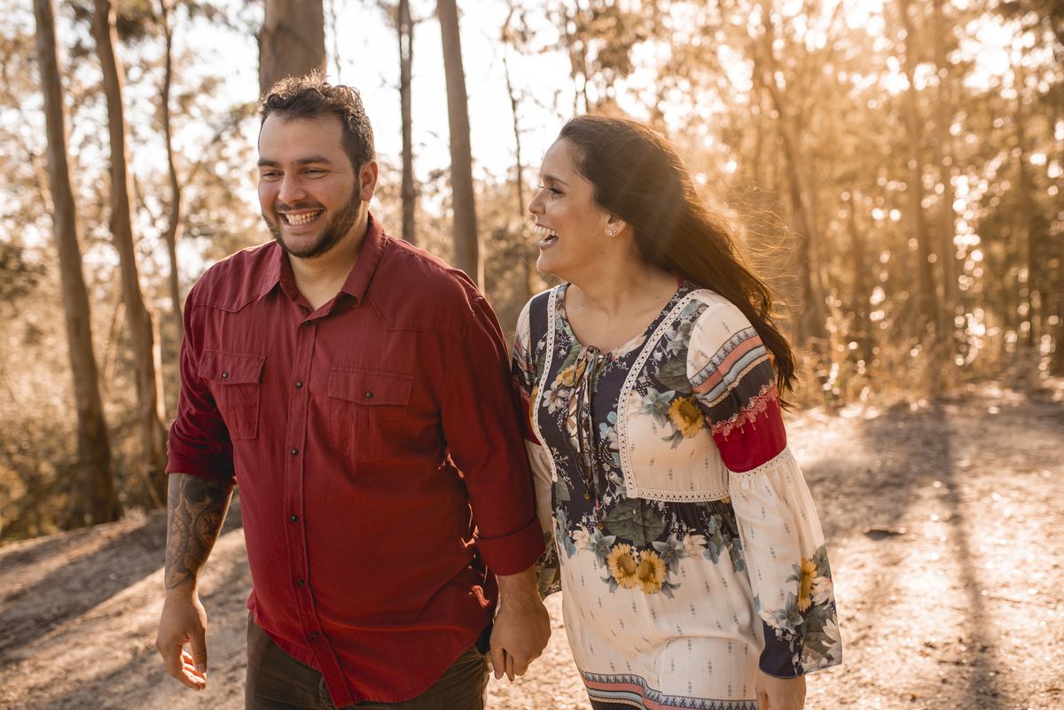 Nossa Casa Estúdio Fotografia de casamento Ensaio pré wedding em Teresópolis RJ e em Niterói Gilson Freitas Fotógrafo de casamentos premiado Ensaio de casal rústico ao ar livre na floresta na chuva e no por do Sol no lago roupa para ensaio noivos locais