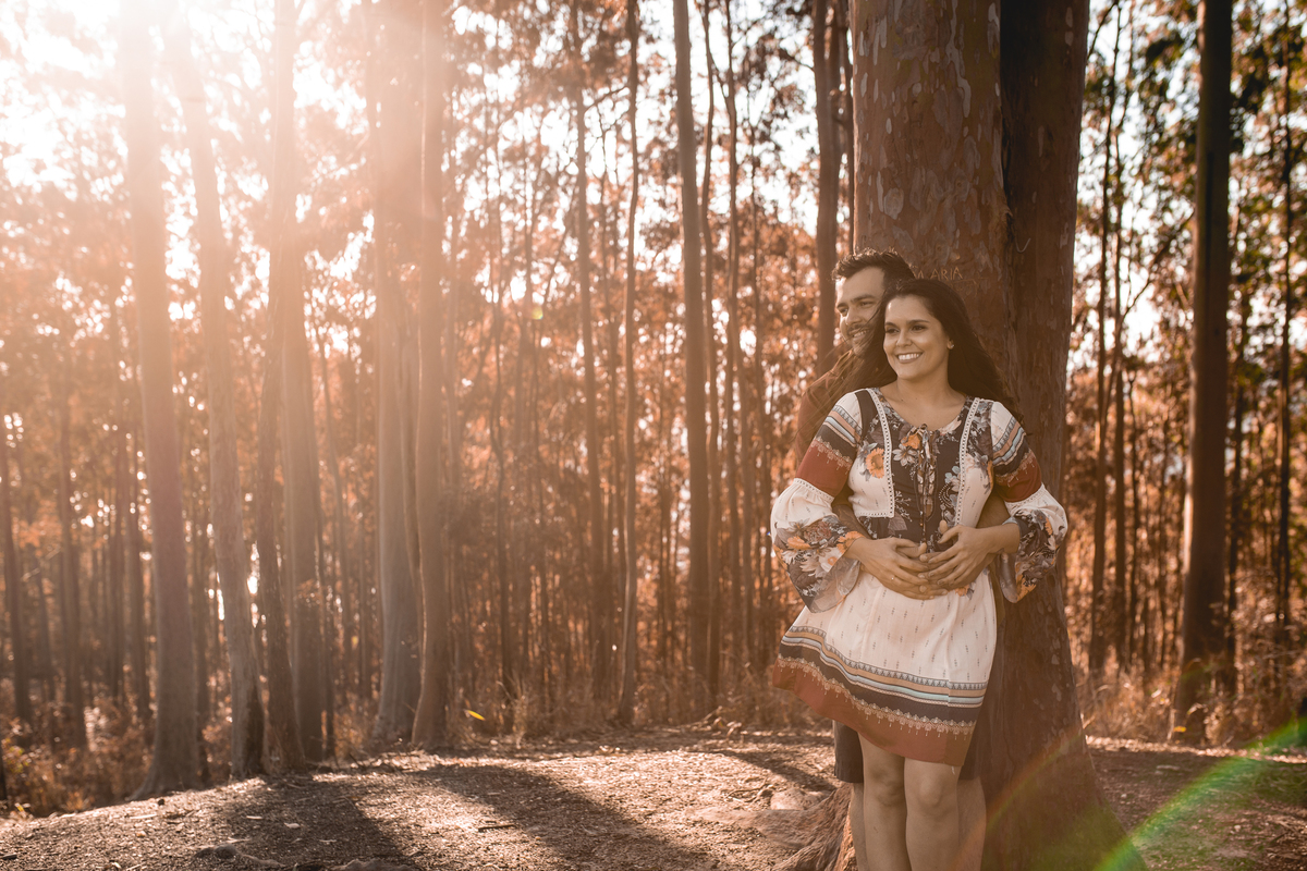 Nossa Casa Estúdio Fotografia de casamento Ensaio pré wedding em Teresópolis RJ e em Niterói Gilson Freitas Fotógrafo de casamentos premiado Ensaio de casal rústico ao ar livre na floresta na chuva e no por do Sol no lago roupa para ensaio noivos locais