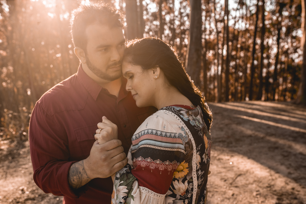 Nossa Casa Estúdio Fotografia de casamento Ensaio pré wedding em Teresópolis RJ e em Niterói Gilson Freitas Fotógrafo de casamentos premiado Ensaio de casal rústico ao ar livre na floresta na chuva e no por do Sol no lago roupa para ensaio noivos locais