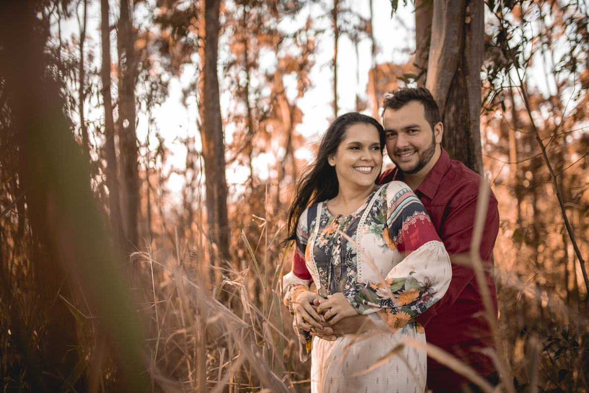 Nossa Casa Estúdio Fotografia de casamento Ensaio pré wedding em Teresópolis RJ e em Niterói Gilson Freitas Fotógrafo de casamentos premiado Ensaio de casal rústico ao ar livre na floresta na chuva e no por do Sol no lago roupa para ensaio noivos locais