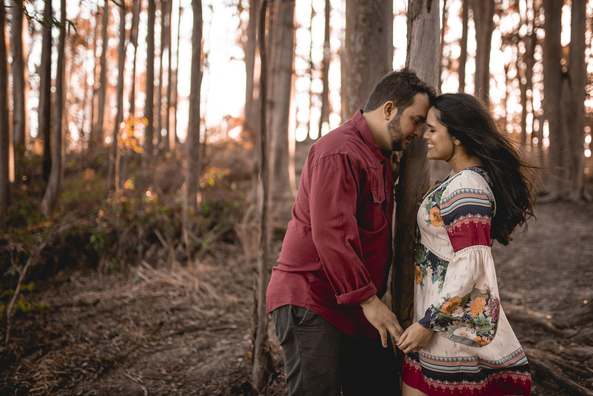 Nossa Casa Estúdio Fotografia de casamento Ensaio pré wedding em Teresópolis RJ e em Niterói Gilson Freitas Fotógrafo de casamentos premiado Ensaio de casal rústico ao ar livre na floresta na chuva e no por do Sol no lago roupa para ensaio noivos locais