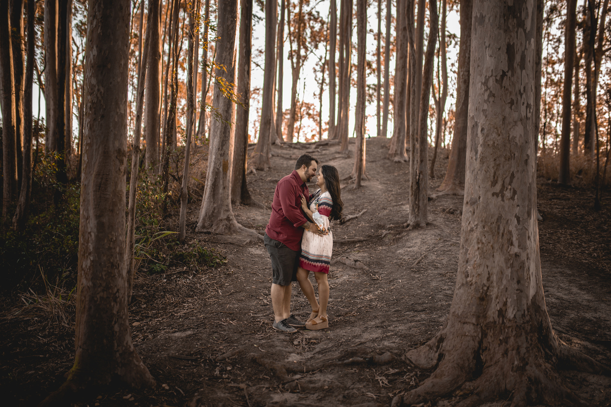 Nossa Casa Estúdio Fotografia de casamento Ensaio pré wedding em Teresópolis RJ e em Niterói Gilson Freitas Fotógrafo de casamentos premiado Ensaio de casal rústico ao ar livre na floresta na chuva e no por do Sol no lago roupa para ensaio noivos locais