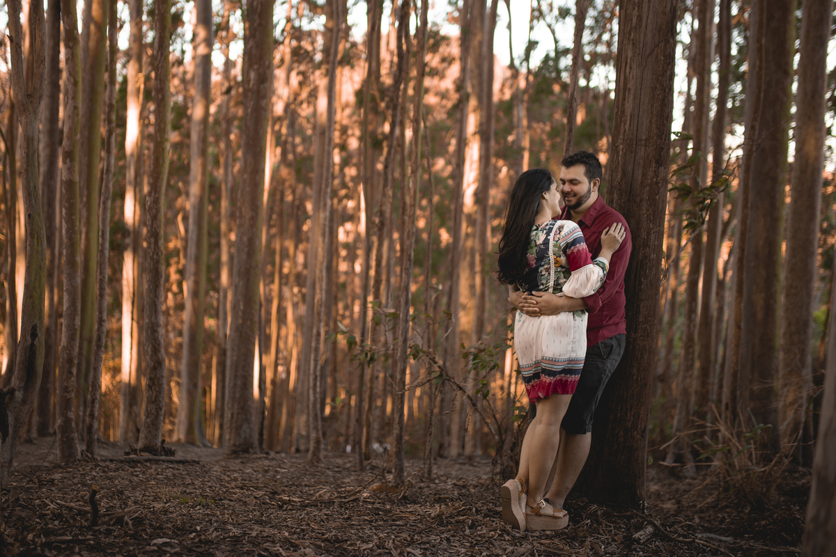 Nossa Casa Estúdio Fotografia de casamento Ensaio pré wedding em Teresópolis RJ e em Niterói Gilson Freitas Fotógrafo de casamentos premiado Ensaio de casal rústico ao ar livre na floresta na chuva e no por do Sol no lago roupa para ensaio noivos locais