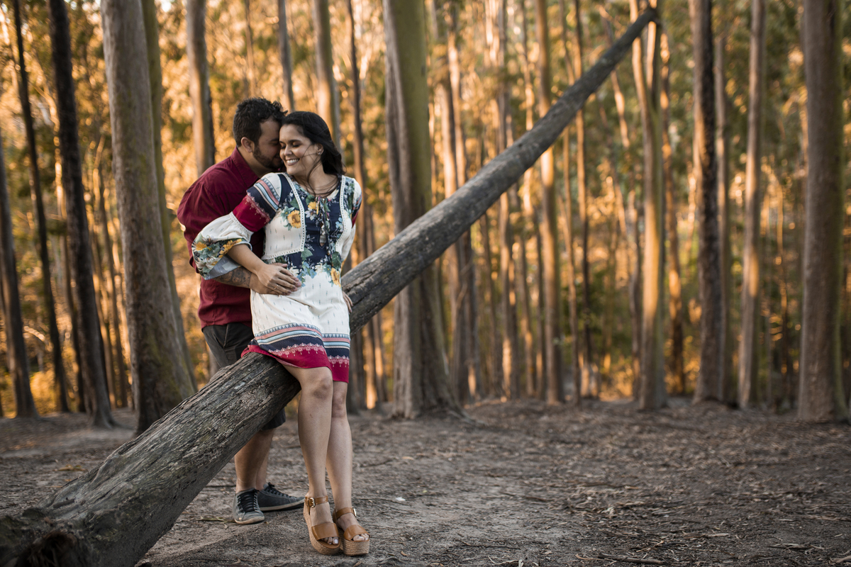 Nossa Casa Estúdio Fotografia de casamento Ensaio pré wedding em Teresópolis RJ e em Niterói Gilson Freitas Fotógrafo de casamentos premiado Ensaio de casal rústico ao ar livre na floresta na chuva e no por do Sol no lago roupa para ensaio noivos locais