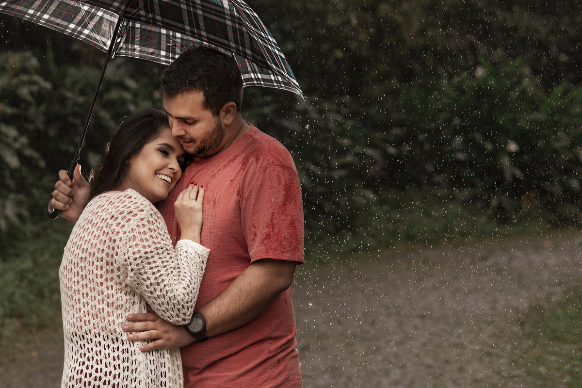 Nossa Casa Estúdio Fotografia de casamento Ensaio pré wedding em Teresópolis RJ e em Niterói Gilson Freitas Fotógrafo de casamentos premiado Ensaio de casal rústico ao ar livre na floresta na chuva e no por do Sol no lago roupa para ensaio noivos locais