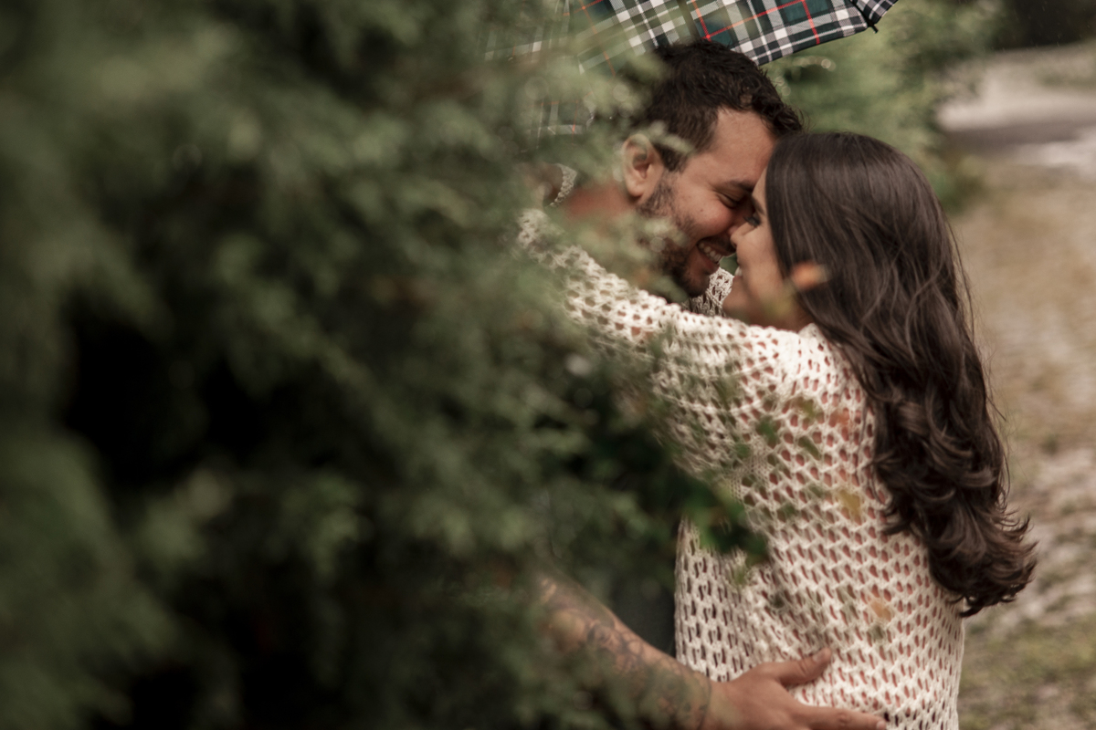 Nossa Casa Estúdio Fotografia de casamento Ensaio pré wedding em Teresópolis RJ e em Niterói Gilson Freitas Fotógrafo de casamentos premiado Ensaio de casal rústico ao ar livre na floresta na chuva e no por do Sol no lago roupa para ensaio noivos locais