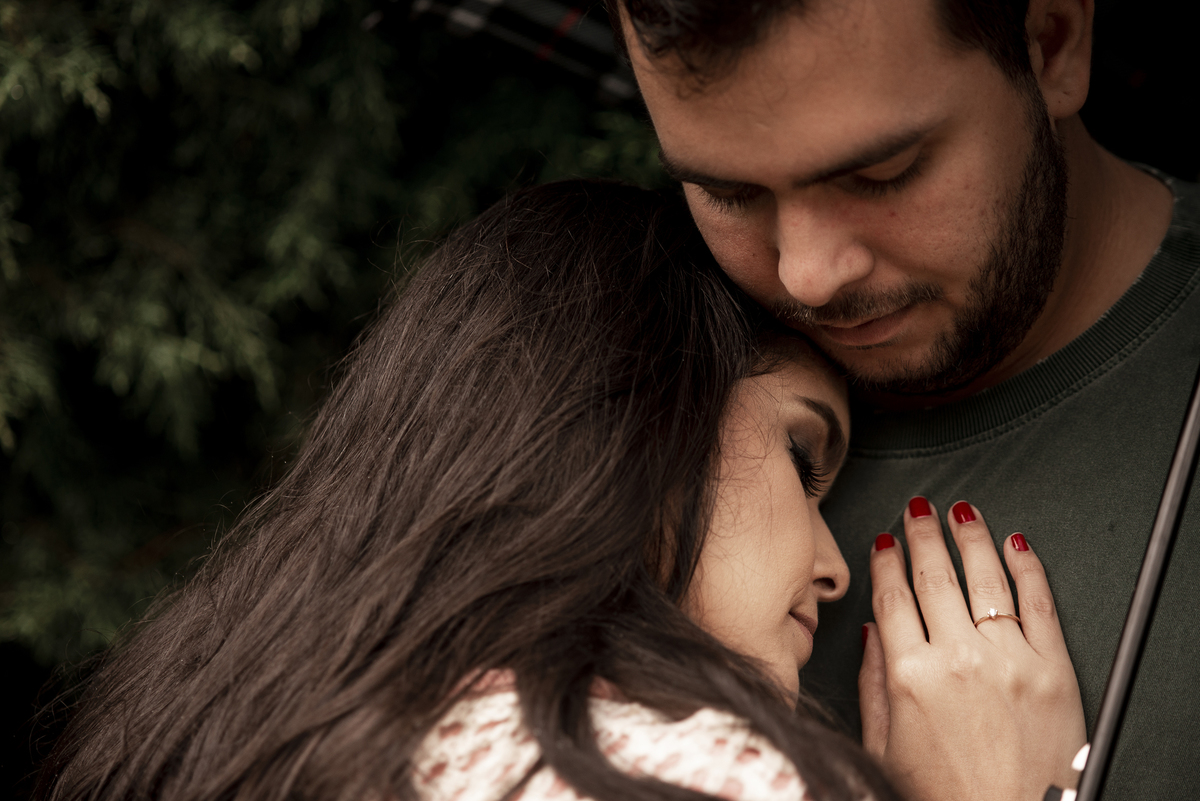 Nossa Casa Estúdio Fotografia de casamento Ensaio pré wedding em Teresópolis RJ e em Niterói Gilson Freitas Fotógrafo de casamentos premiado Ensaio de casal rústico ao ar livre na floresta na chuva e no por do Sol no lago roupa para ensaio noivos locais