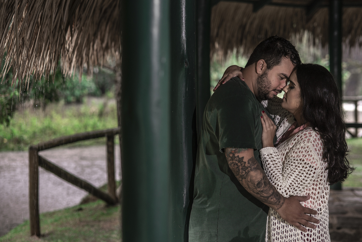 Nossa Casa Estúdio Fotografia de casamento Ensaio pré wedding em Teresópolis RJ e em Niterói Gilson Freitas Fotógrafo de casamentos premiado Ensaio de casal rústico ao ar livre na floresta na chuva e no por do Sol no lago roupa para ensaio noivos locais