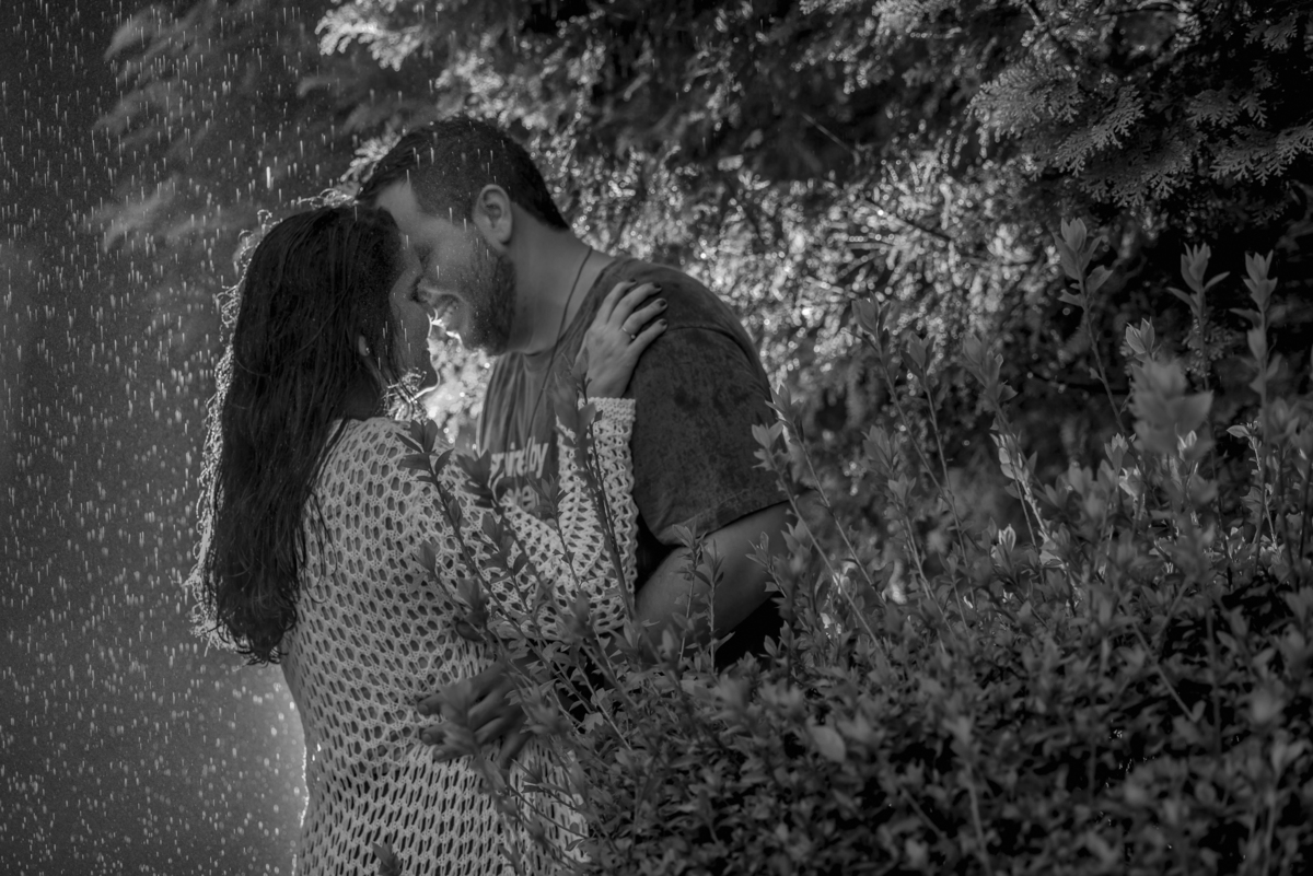 Nossa Casa Estúdio Fotografia de casamento Ensaio pré wedding em Teresópolis RJ e em Niterói Gilson Freitas Fotógrafo de casamentos premiado Ensaio de casal rústico ao ar livre na floresta na chuva e no por do Sol no lago roupa para ensaio noivos locais