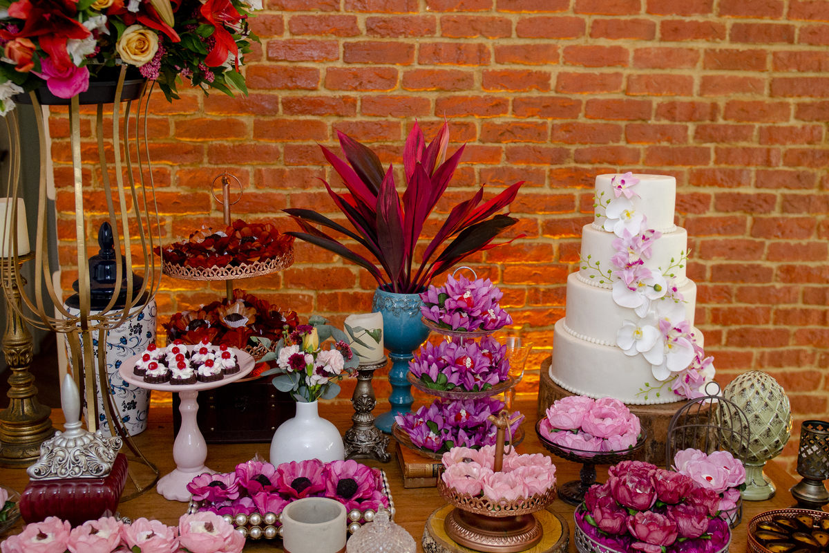 Fotógrafo de casamento no rio de janeiro em Niterói  decoração rústica com flores do campo e móveis de madeira antigo e parede de tijolos nossa casa estúdio fotografia profissional dicas para mesa do bolo com objetos e docinhos de festa e bolo da noiva