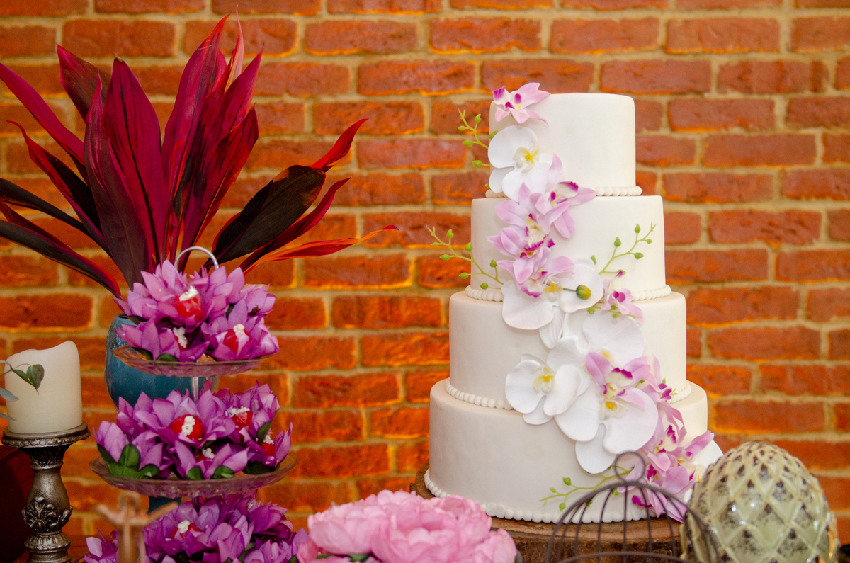 Fotógrafo de casamento no rio de janeiro em Niterói  decoração rústica com flores do campo e móveis de madeira antigo e parede de tijolos nossa casa estúdio fotografia profissional dicas para mesa do bolo com objetos e docinhos de festa e bolo da noiva