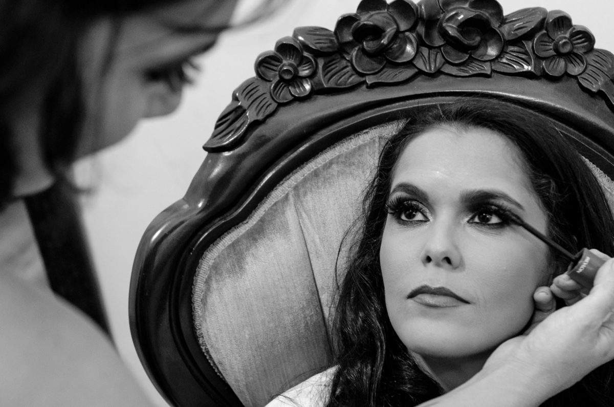 Making of da noiva se arrumando no dia do casamento passando batom com os olhos prontos e o cabelo preso fotografia de casamento em niterói e Rio de janeiro fotógrafo vestido e maquiagem da noiva acessórios para o grande dia