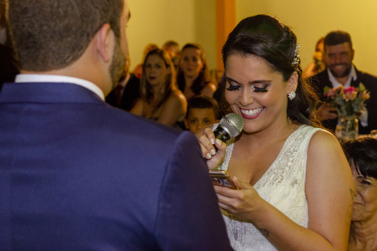 Nossa Casa Estúdio fotografia profissional de casamento em Niterói e no Rio de Janeiro cerimônia de casamento e troca de votos entre casal noiva de vestido branco maquiagem como fazer votos do seu casamento