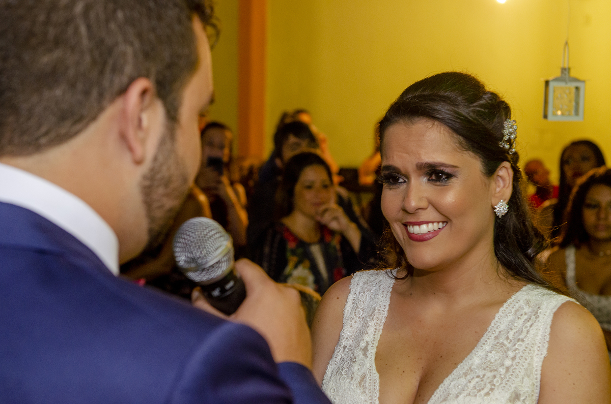 Nossa Casa Estúdio fotografia profissional de casamento em Niterói e no Rio de Janeiro cerimônia de casamento e troca de votos entre casal noiva de vestido branco maquiagem como fazer votos do seu casamento