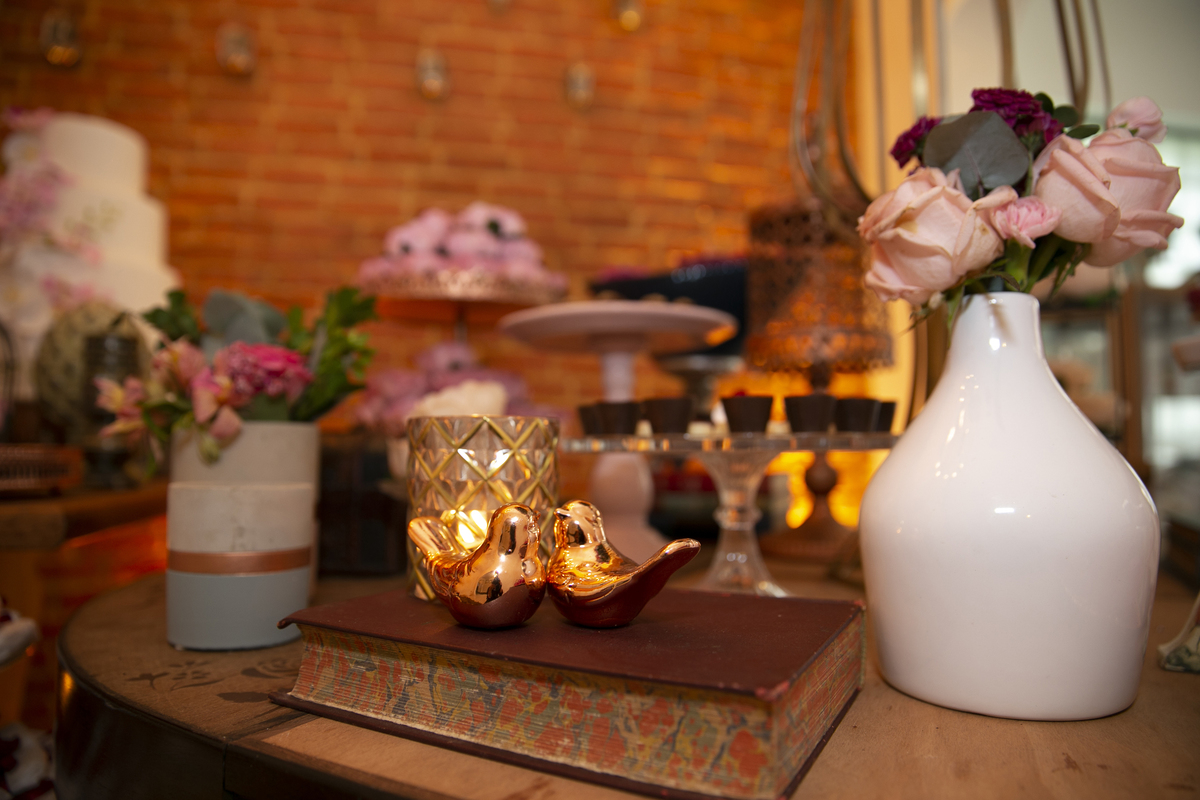 Fotógrafo de casamento no rio de janeiro em Niterói  decoração rústica com flores do campo e móveis de madeira antigo e parede de tijolos nossa casa estúdio fotografia profissional dicas para mesa do bolo com objetos e docinhos de festa e bolo da noiva
