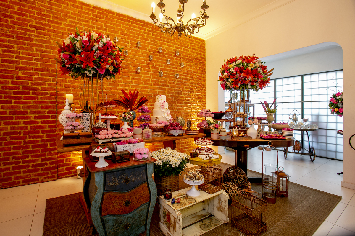 Fotógrafo de casamento no rio de janeiro em Niterói decoração rústica com flores do campo e móveis de madeira antigo e parede de tijolos nossa casa estúdio fotografia profissional dicas para mesa do bolo com objetos e docinhos de festa e bolo da noiva