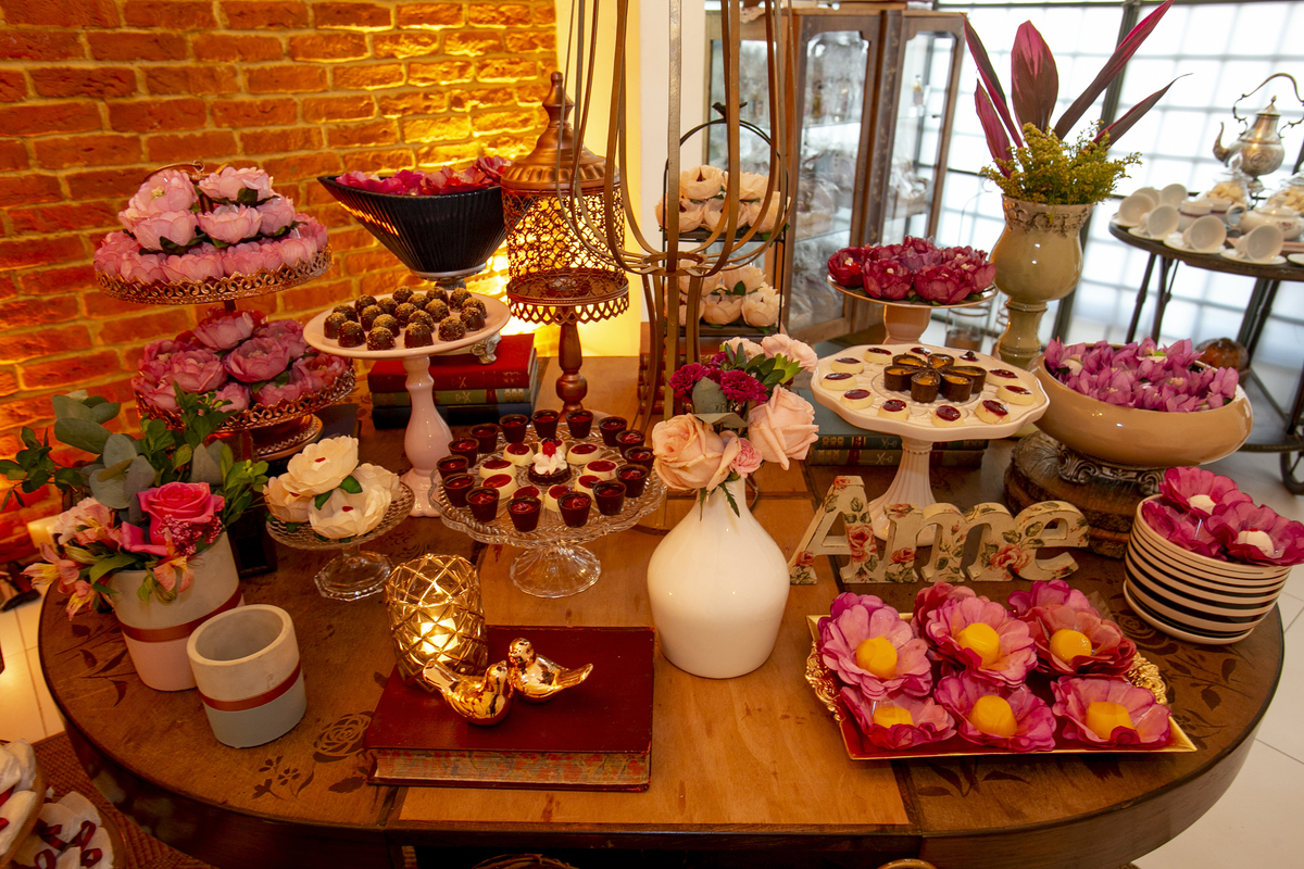 Fotógrafo de casamento no rio de janeiro em Niterói  decoração rústica com flores do campo e móveis de madeira antigo e parede de tijolos nossa casa estúdio fotografia profissional dicas para mesa do bolo com objetos e docinhos de festa e bolo da noiva