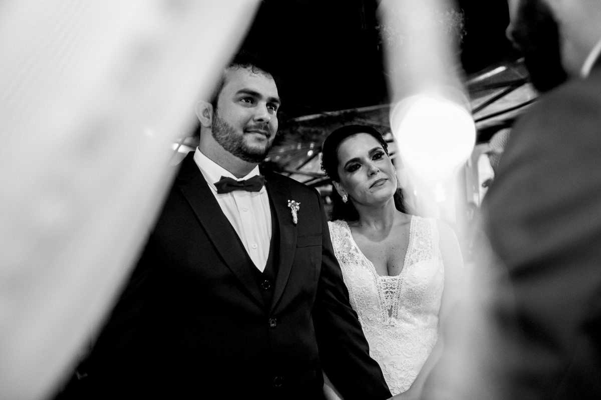 Nossa Casa Estúdio fotografia profissional de casamento em Niterói e no Rio de Janeiro cerimônia de casamento e troca de votos entre casal noiva de vestido branco maquiagem como fazer votos do seu casamento fotografia preta e branca gravata borboleta