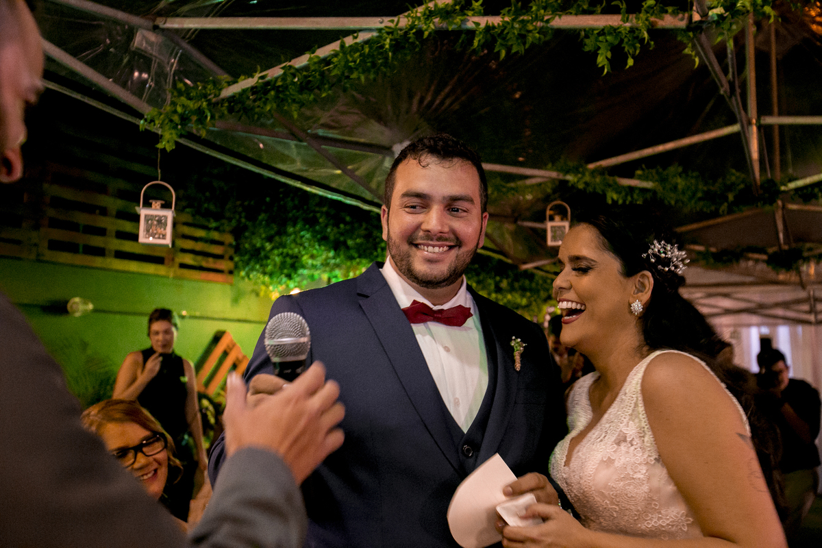 Nossa Casa Estúdio fotografia profissional de casamento em Niterói e no Rio de Janeiro cerimônia de casamento e troca de votos entre casal noiva de vestido branco maquiagem como fazer votos do seu casamento
