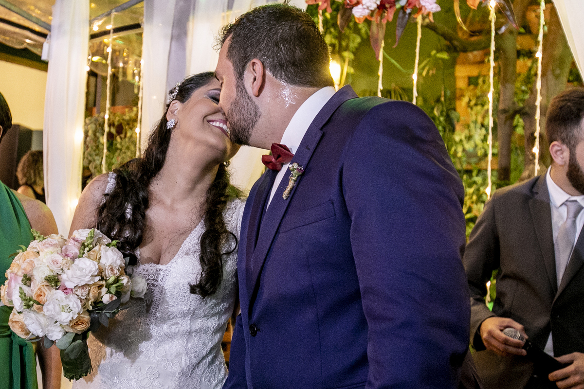 Nossa Casa Estúdio fotografia profissional de casamento em Niterói e no Rio de Janeiro cerimônia de casamento e troca de votos entre casal noiva de vestido branco maquiagem como fazer votos do seu casamento beijo dos noivos buquê de flores