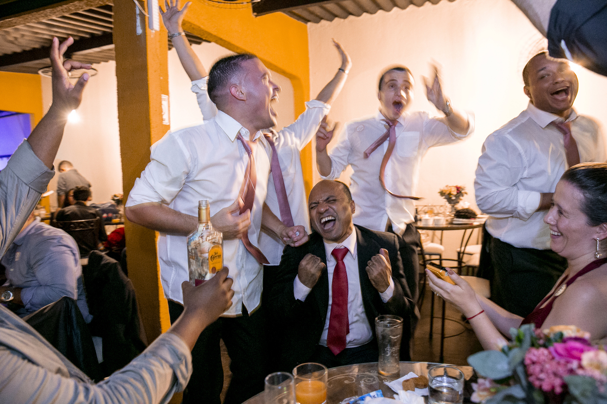Nossa Casa Estúdio Fotografia profissional de casamento em Niterói e Rio de Janeiro Festa Resende convidados na pista noivo e noiva cerimônia 