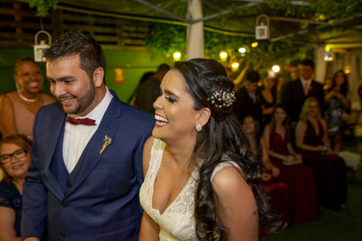 Nossa Casa Estúdio fotografia profissional de casamento em Niterói e no Rio de Janeiro cerimônia de casamento e troca de votos entre casal noiva de vestido branco maquiagem como fazer votos do seu casamento gravata borboleta 