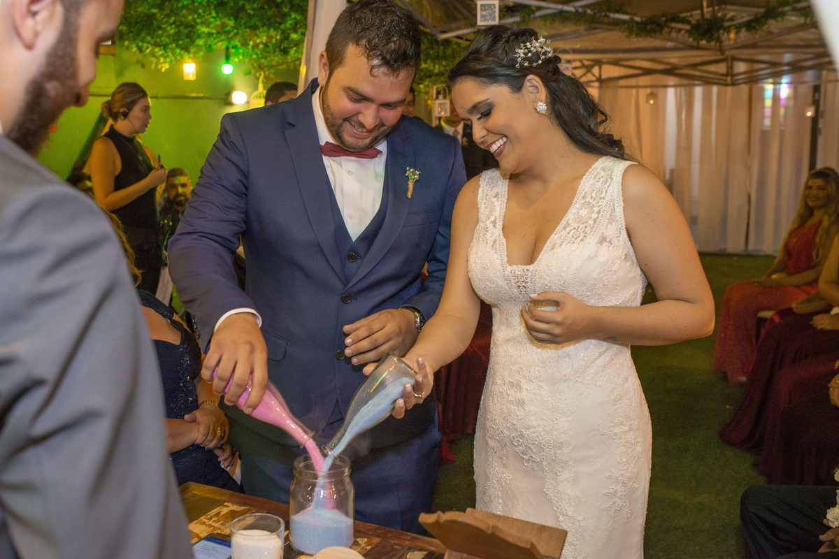Nossa Casa Estúdio fotografia profissional de casamento em Niterói e no Rio de Janeiro cerimônia de casamento e troca de votos entre casal noiva de vestido branco maquiagem como fazer votos do seu casamento cerimônia das areias significado 