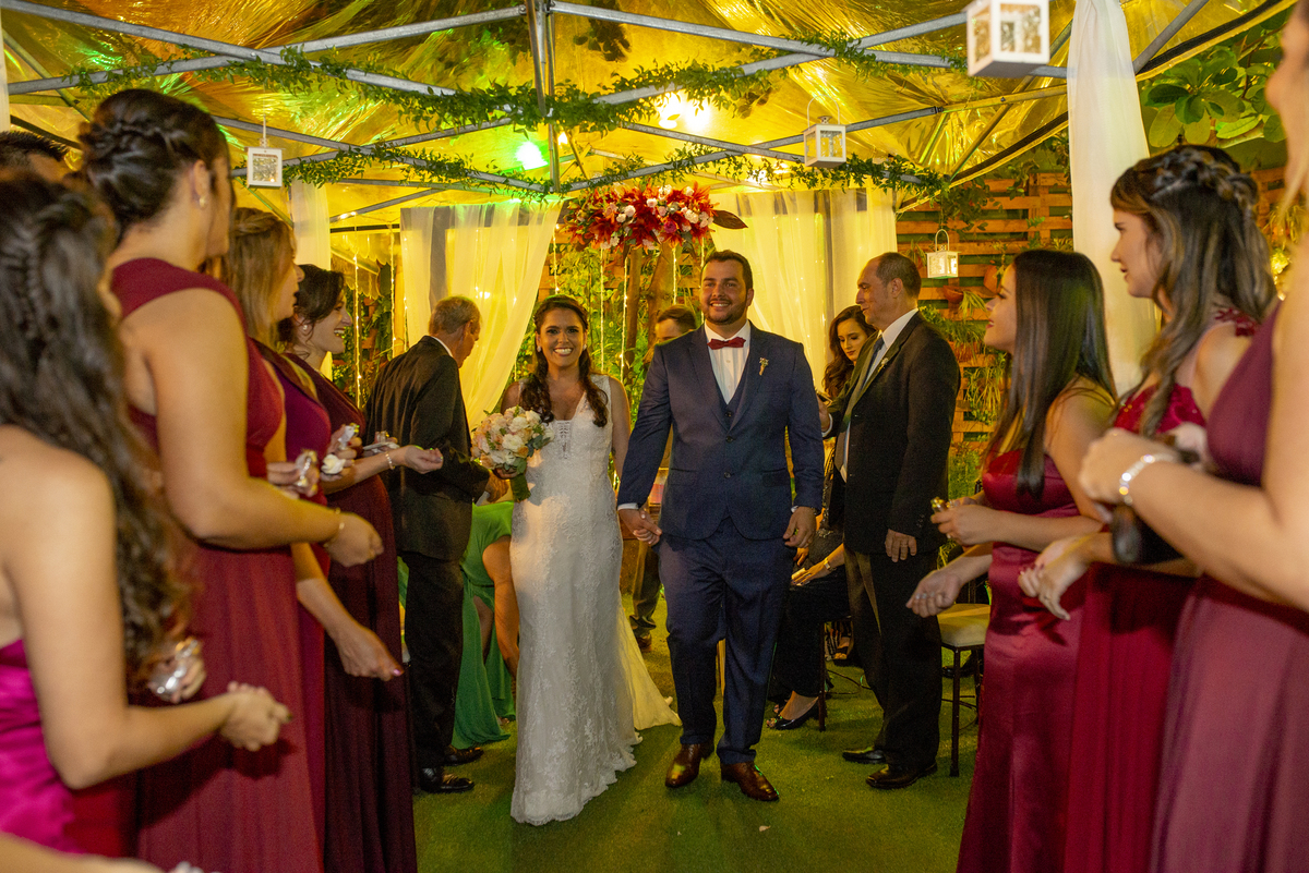 Nossa Casa Estúdio fotografia profissional de casamento em Niterói e no Rio de Janeiro cerimônia de casamento e troca de votos entre casal noiva de vestido branco maquiagem como fazer votos do seu casamento saída para festa