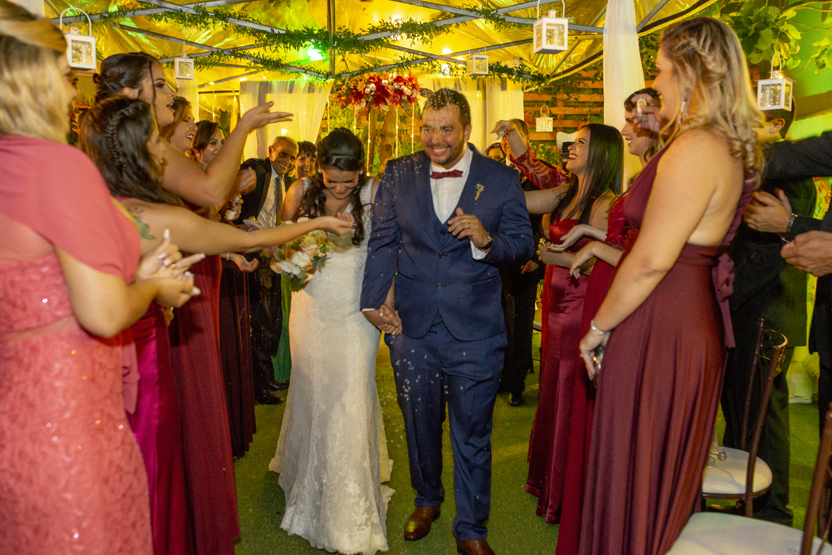 Nossa Casa Estúdio fotografia profissional de casamento em Niterói e no Rio de Janeiro cerimônia de casamento e troca de votos entre casal noiva de vestido branco maquiagem como fazer votos do seu casamento saída para festa com chuva de arroz