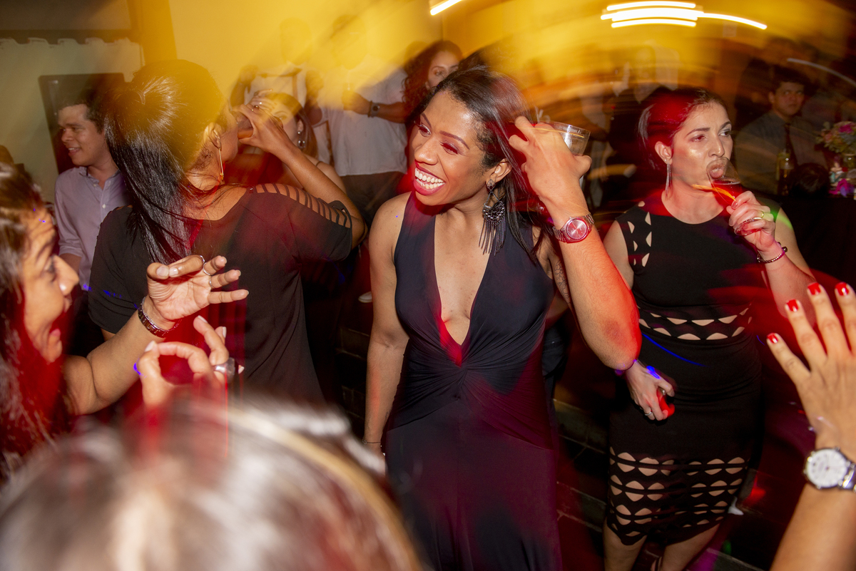 Nossa Casa Estúdio Fotografia profissional de casamento em Niterói e Rio de Janeiro Festa Resende convidados na pista noivo e noiva cerimônia 