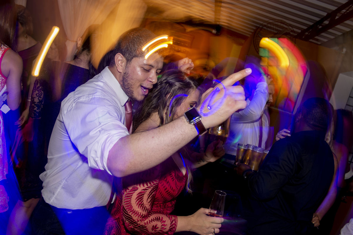 Nossa Casa Estúdio Fotografia profissional de casamento em Niterói e Rio de Janeiro Festa Resende convidados na pista noivo e noiva cerimônia 