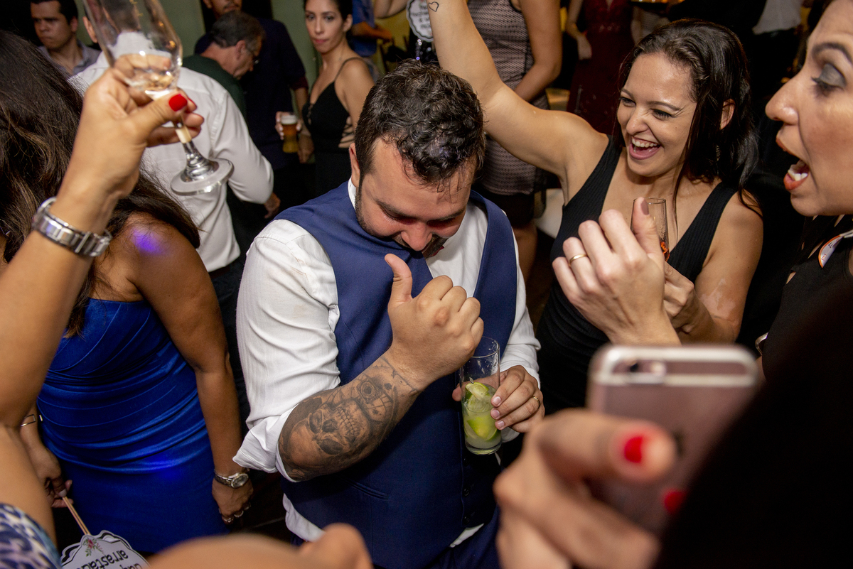 Nossa Casa Estúdio Fotografia profissional de casamento em Niterói e Rio de Janeiro Festa Resende convidados na pista noivo e noiva cerimônia Nossa Casa Estúdio Fotografia profissional de casamento em Niterói e Rio de Janeiro Festa Resende convidados 