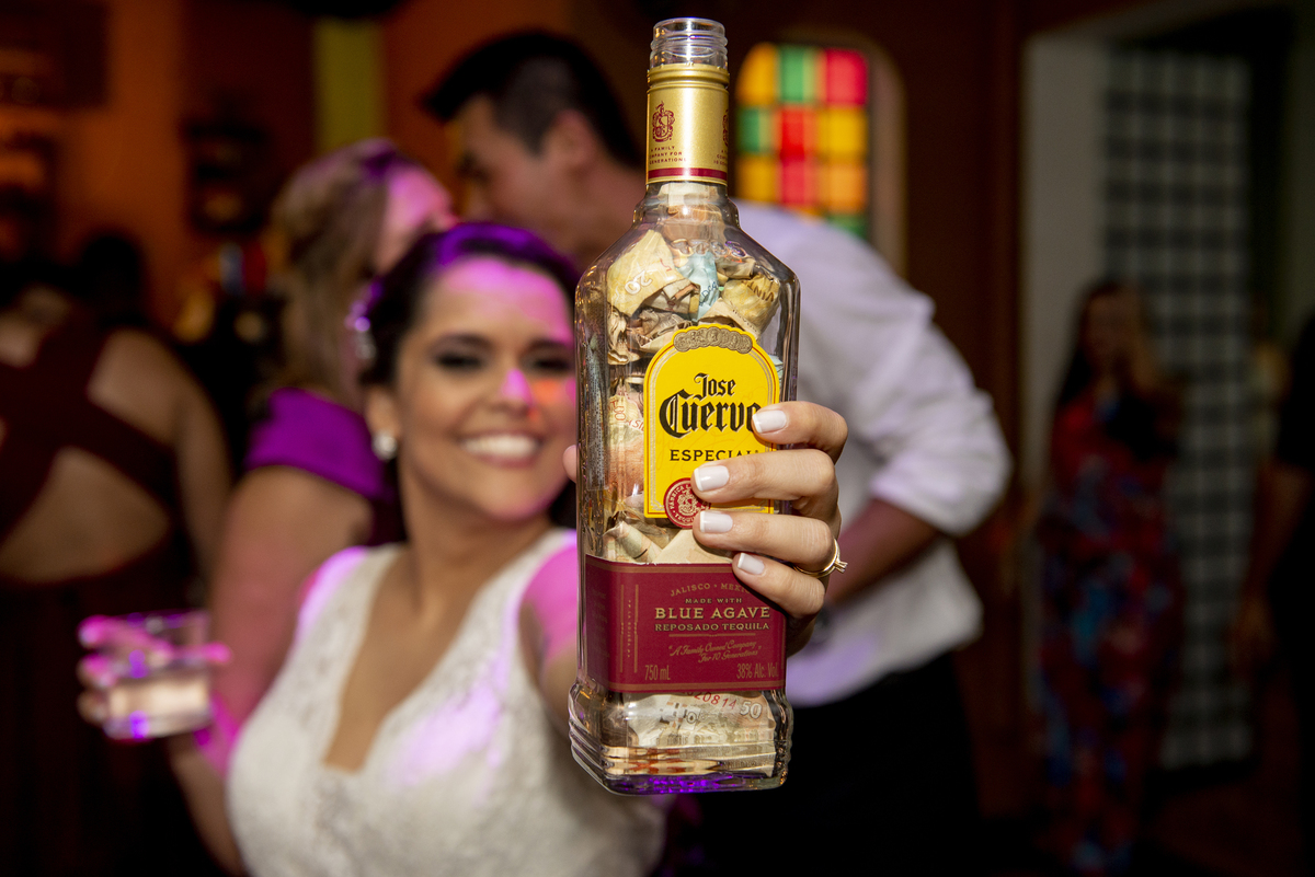 Nossa Casa Estúdio Fotografia profissional de casamento em Niterói e Rio de Janeiro Festa Resende convidados na pista noivo e noiva cerimônia gravata do noivo