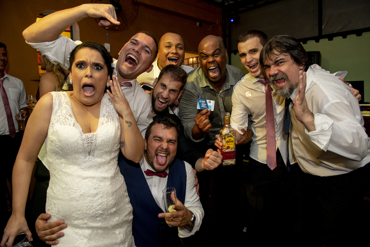 Nossa Casa Estúdio Fotografia profissional de casamento em Niterói e Rio de Janeiro Festa Resende convidados na pista noivo e noiva cerimônia gravata do noivo