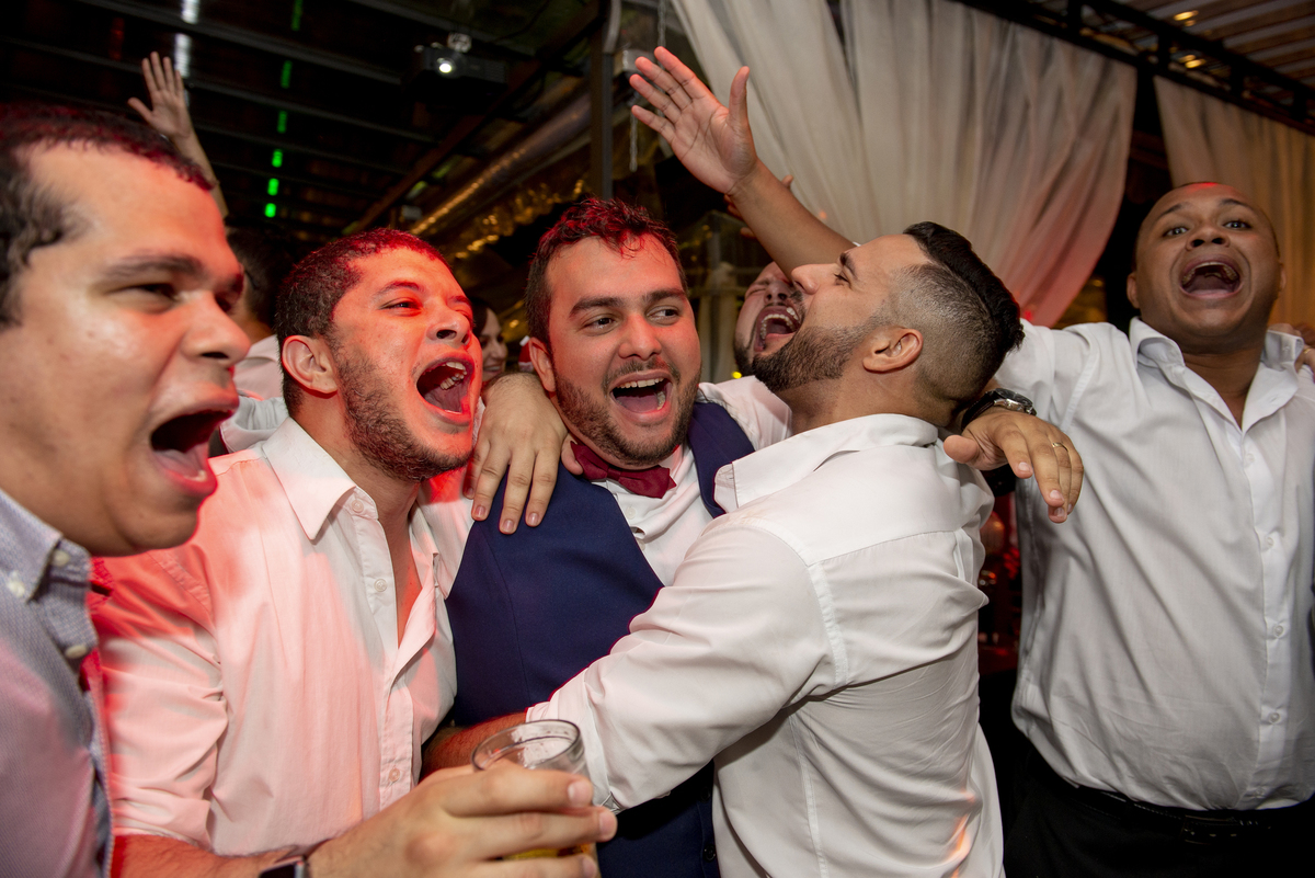 Nossa Casa Estúdio Fotografia profissional de casamento em Niterói e Rio de Janeiro Festa Resende convidados na pista noivo e noiva cerimônia 