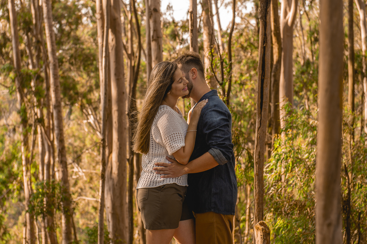 Nossa Casa Estúdio Ensaio pré casamento wedding em Niterói Rio de Janeiro RJ Gilson Freitas Bosque de Eucaliptos casal dicas de roupa noivo noiva por do sol ensaio rústico por do sol na praia natureza Resende Penedo floresta maquiagem para casamento 
